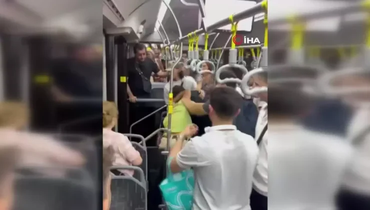 Metrobüs ringe dönüştü! Yumruklu kavga kamerada