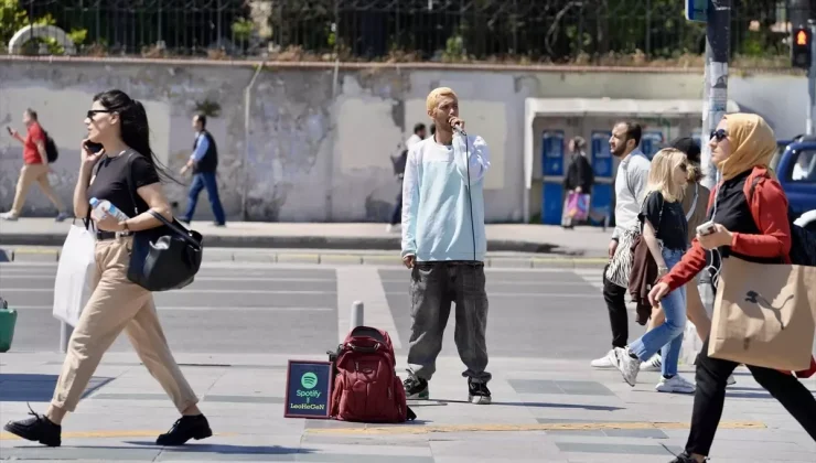 İstanbul Boğazı’nda İranlı Müzisyen Human Ghasemnataj Fokoloei’nin Sokak Performansları