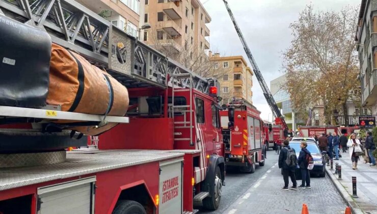 Ataşehir’de Yıkımı Planlanan Binanın Çatısında Yangın Çıktı